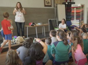 Niños y mascotas aprendiendo juntos en la escuela